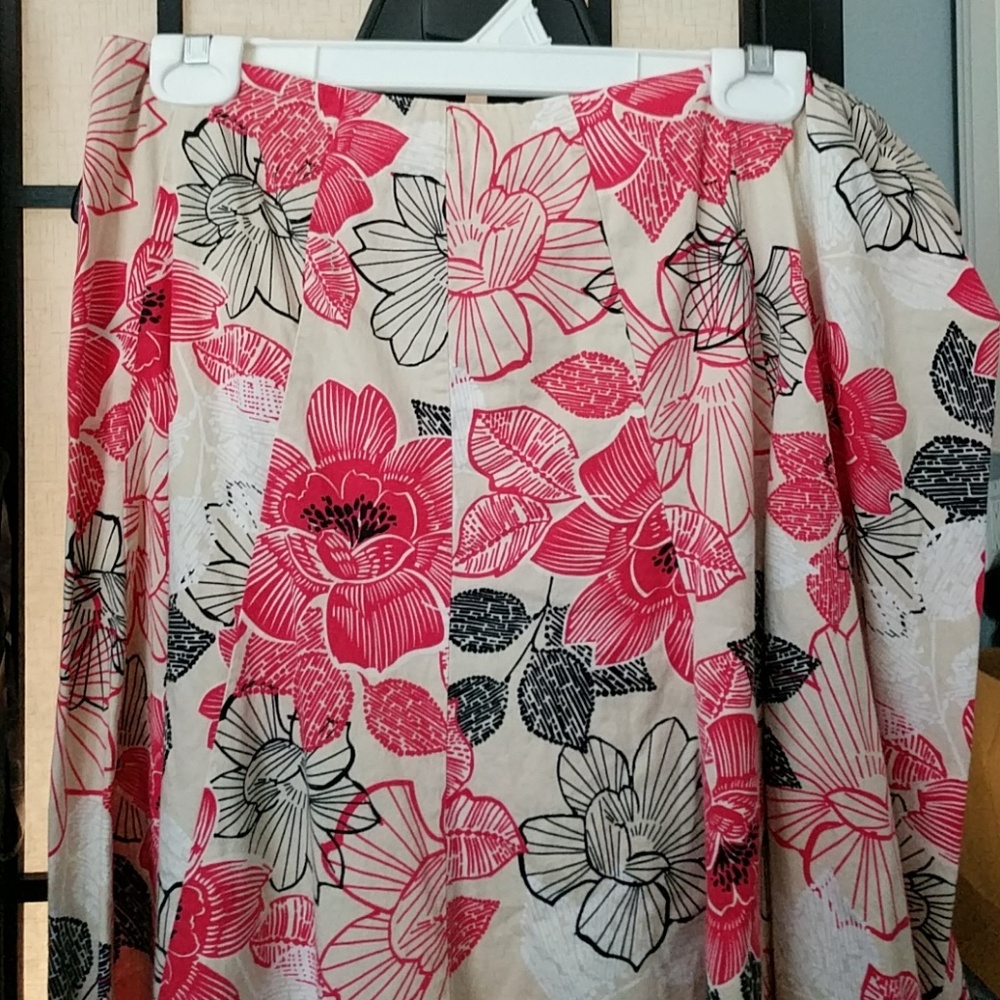 Khaki skirt with flower design
